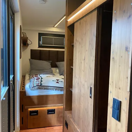 Tiny House Im Seecontainer Mit Parkplatz, Glasfaser, Veranda Und Gehobener Ausstattung *